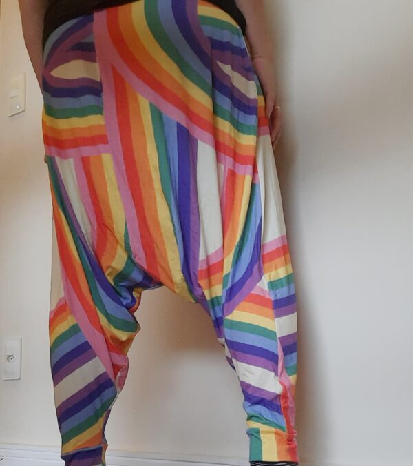 Saruel arco-íris com fundo branco
