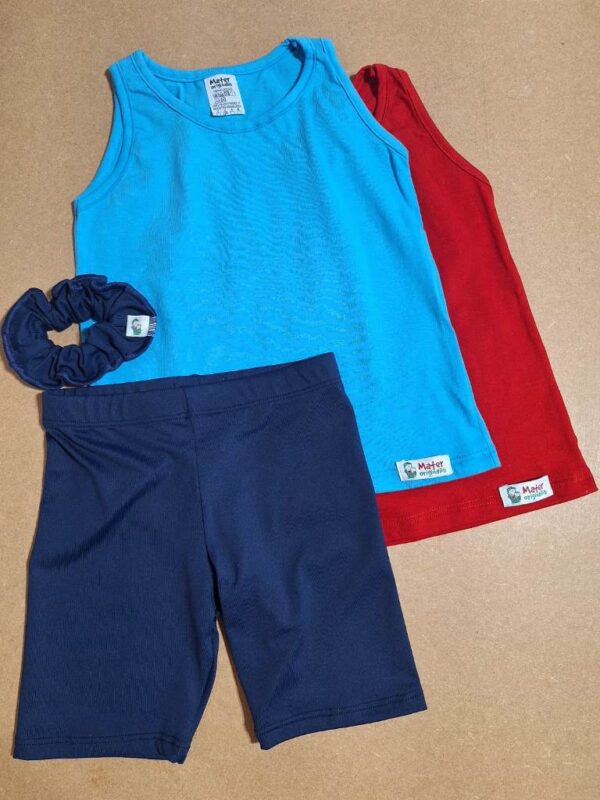 Bermuda ciclista infantil azul marinho com regatas de algodão azul piscina e vermelha.